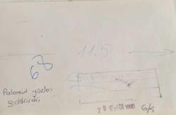 Bir liman kenarında palamut dolu kasalarla beraber grupça poz veren yetişkin erkek fotoğrafı. 20 Eylül 1990 .ORJİNAL SİYAH & BEYAZ 17x12cm EBADINDA - 1940'LAR, 1950'LER, 1960'LAR ve 1970'LER