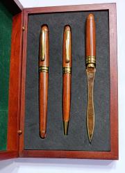 AHŞAP GÖVDELİ DOLMA VE TÜKENMEZ KALEM SETİ ÖZEL AHŞAP KUTUSUNDA (SIFIR KULLANILMAMIŞ)