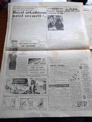 Cumhuriyet Gazetesi - 7 Aralık 1959 - Eisenhower'i 400 Bin Ankaralı Karşıladı Fotoğraflar - Celal Bayar'ın Eisenhower'i Karşılarken Yaptığı Konuşması - Eisenhower'in Konuşması - Eisenhower Bu Sabah Ankara'dan Ayrılıyor - Türkiye Amerika Resmi Görüşmeleri - Eisenhower'i 182 Gazeteci Takip Ediyor - Eski Bakanlar Diyorlar Ki Ali Rıza Türel'in Cevapları Röportajı Yapan Feyyaz Tokar Yazı Dizisi - Gazetecilerin Fatin Rüştü Zorluya Sordukları Sualler - Akıp Giden Zamanlar Yazan Fakir Baykurt - Fransa'nın Yapacağı Atom Denemesi - Hakikat Yazan Burhan Felek - Françoise Sagan'ın Romanından Bir Film - Alaca Çorap Yazan Nihal Karamağaralı Yazı Dizisi - Amatör Milli Takım Irak'ı 7 1 Yendi - Feriköy Altay'ı 2 0 Yendi - Basketbol Maçlarında Vefa Darüşşafaka Galip - Milli Ligde Puan Durumu