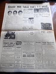 Cumhuriyet Gazetesi - 7 Aralık 1959 - Eisenhower'i 400 Bin Ankaralı Karşıladı Fotoğraflar - Celal Bayar'ın Eisenhower'i Karşılarken Yaptığı Konuşması - Eisenhower'in Konuşması - Eisenhower Bu Sabah Ankara'dan Ayrılıyor - Türkiye Amerika Resmi Görüşmeleri - Eisenhower'i 182 Gazeteci Takip Ediyor - Eski Bakanlar Diyorlar Ki Ali Rıza Türel'in Cevapları Röportajı Yapan Feyyaz Tokar Yazı Dizisi - Gazetecilerin Fatin Rüştü Zorluya Sordukları Sualler - Akıp Giden Zamanlar Yazan Fakir Baykurt - Fransa'nın Yapacağı Atom Denemesi - Hakikat Yazan Burhan Felek - Françoise Sagan'ın Romanından Bir Film - Alaca Çorap Yazan Nihal Karamağaralı Yazı Dizisi - Amatör Milli Takım Irak'ı 7 1 Yendi - Feriköy Altay'ı 2 0 Yendi - Basketbol Maçlarında Vefa Darüşşafaka Galip - Milli Ligde Puan Durumu