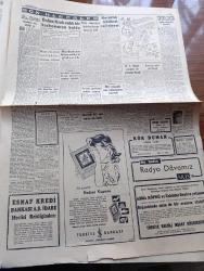 Cumhuriyet Gazetesi - 19 Nisan 1957 - Kastamonu Ormanlarını Kül Eden Yangınlardan İlk Resimler - Başvekil Adnan Menderes'in Atina'da Yapılan Karşılama Hakkında Demeci - Fatin Rüştü Zorlu İle Nuri Birgi Arasında Dikkat Çeken Görüşme -  Kıbrıs Türklerinin Lideri Fazıl Küçük'e Göre Tek Mesul İngiltere'dir - Kastamonu Ormanlarında 40 Yerde Birden Çıkan Yangının Hazin Bilançosu - Akis Dergisi Aleyhine Açılan 3  Davaya Dün Bakıldı - Halid Ziya Uşaklıgil Hakkında Rusça Bir Eser Yayınlandı Yazan Hasan Ali Ediz - 50 Yıl Evvelki Kuleliden Hatıralar Yazan Hasan Amca Yazı Dizisi - Kırkıncı Oda Yazan Peride Celal Yazı Dizisi - İngiliz Bütçesinin Hünerleri Yazan Burhan Felek Köşe Yazısı - Süveyşten İlk Türk Gemisi Dün Geçti - Türk Amerikan Hukukçuların Kongresi Bitti  - Radyo Bugünkü Program-  Krem Pertev - Genç Milli Takımımız İtalya İle Berabere Kaldı - Dünya Atış Şampiyonası İçin Said Salahaddin Cihanoğlu Londra'ya Davet Olundu - Beşiktaş Kulübü Meşaroş'un Mukavelesi Yenilemiyor