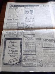 Cumhuriyet Gazetesi - 19 Nisan 1957 - Kastamonu Ormanlarını Kül Eden Yangınlardan İlk Resimler - Başvekil Adnan Menderes'in Atina'da Yapılan Karşılama Hakkında Demeci - Fatin Rüştü Zorlu İle Nuri Birgi Arasında Dikkat Çeken Görüşme -  Kıbrıs Türklerinin Lideri Fazıl Küçük'e Göre Tek Mesul İngiltere'dir - Kastamonu Ormanlarında 40 Yerde Birden Çıkan Yangının Hazin Bilançosu - Akis Dergisi Aleyhine Açılan 3  Davaya Dün Bakıldı - Halid Ziya Uşaklıgil Hakkında Rusça Bir Eser Yayınlandı Yazan Hasan Ali Ediz - 50 Yıl Evvelki Kuleliden Hatıralar Yazan Hasan Amca Yazı Dizisi - Kırkıncı Oda Yazan Peride Celal Yazı Dizisi - İngiliz Bütçesinin Hünerleri Yazan Burhan Felek Köşe Yazısı - Süveyşten İlk Türk Gemisi Dün Geçti - Türk Amerikan Hukukçuların Kongresi Bitti  - Radyo Bugünkü Program-  Krem Pertev - Genç Milli Takımımız İtalya İle Berabere Kaldı - Dünya Atış Şampiyonası İçin Said Salahaddin Cihanoğlu Londra'ya Davet Olundu - Beşiktaş Kulübü Meşaroş'un Mukavelesi Yenilemiyor