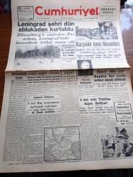 Cumhuriyet Gazetesi - 19 İkincikanun (Ocak) 1943 - Irak Hükümetinin Kararı Cumhuriyet Başmakale - Leningrad Şehri Dün Ablukadan Kurtuldu - Şark Cephesinde Karlar Üzerinde Beyazlar Giyinmiş Rus Askerleri Hücuma Kalkıyor Fotoğrafı - Alman Harp Tebliği - Alman Tayyareleri Şiddetli Hücumlarından Sonra Harap Olan Londra Mahalleleri Fotoğraf - İnönü Ansiklopedisi - Çiçek Aşısı Aşılanmayanlara Yeni Ekmek Karnesi Verilmeyecek - Askeri Vaziyet 5. Rus Taarruzunun Muhtemel Neticeleri Yazan Emekli General H. Emir Erkilet Yazı Dizisi - Hükümetin Mühim Kararı Buğday Her Yerde Serbest Olarak Satılacak - 8. Ordu Trablusa Doğru İlerliyor - Tıbbi Tetkikler Harp Ve Hastalıklar Yazan Doktor Kemal Saraçoğlu - Kıymetli Felsefe Profesörü Mehmet Ali Ayni Jübilesi Yapılıyor - Kalbimin Müziği Filmi Başrolde Rita Hayworth Ve Tony Martin Bu Akşam Sümer Sinemasında - Fenerbahçe Spor Kulübünün Kongresi - Varlık Vergisi Vermemek İçin Hataya Kaçan Musevi Yakalanarak Ankara'ya Getirildi - İstanbul Belediyesi Tiyatro