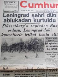 Cumhuriyet Gazetesi - 19 İkincikanun (Ocak) 1943 - Irak Hükümetinin Kararı Cumhuriyet Başmakale - Leningrad Şehri Dün Ablukadan Kurtuldu - Şark Cephesinde Karlar Üzerinde Beyazlar Giyinmiş Rus Askerleri Hücuma Kalkıyor Fotoğrafı - Alman Harp Tebliği - Alman Tayyareleri Şiddetli Hücumlarından Sonra Harap Olan Londra Mahalleleri Fotoğraf - İnönü Ansiklopedisi - Çiçek Aşısı Aşılanmayanlara Yeni Ekmek Karnesi Verilmeyecek - Askeri Vaziyet 5. Rus Taarruzunun Muhtemel Neticeleri Yazan Emekli General H. Emir Erkilet Yazı Dizisi - Hükümetin Mühim Kararı Buğday Her Yerde Serbest Olarak Satılacak - 8. Ordu Trablusa Doğru İlerliyor - Tıbbi Tetkikler Harp Ve Hastalıklar Yazan Doktor Kemal Saraçoğlu - Kıymetli Felsefe Profesörü Mehmet Ali Ayni Jübilesi Yapılıyor - Kalbimin Müziği Filmi Başrolde Rita Hayworth Ve Tony Martin Bu Akşam Sümer Sinemasında - Fenerbahçe Spor Kulübünün Kongresi - Varlık Vergisi Vermemek İçin Hataya Kaçan Musevi Yakalanarak Ankara'ya Getirildi - İstanbul Belediyesi Tiyatro