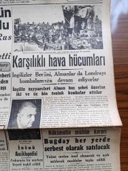 Cumhuriyet Gazetesi - 19 İkincikanun (Ocak) 1943 - Irak Hükümetinin Kararı Cumhuriyet Başmakale - Leningrad Şehri Dün Ablukadan Kurtuldu - Şark Cephesinde Karlar Üzerinde Beyazlar Giyinmiş Rus Askerleri Hücuma Kalkıyor Fotoğrafı - Alman Harp Tebliği - Alman Tayyareleri Şiddetli Hücumlarından Sonra Harap Olan Londra Mahalleleri Fotoğraf - İnönü Ansiklopedisi - Çiçek Aşısı Aşılanmayanlara Yeni Ekmek Karnesi Verilmeyecek - Askeri Vaziyet 5. Rus Taarruzunun Muhtemel Neticeleri Yazan Emekli General H. Emir Erkilet Yazı Dizisi - Hükümetin Mühim Kararı Buğday Her Yerde Serbest Olarak Satılacak - 8. Ordu Trablusa Doğru İlerliyor - Tıbbi Tetkikler Harp Ve Hastalıklar Yazan Doktor Kemal Saraçoğlu - Kıymetli Felsefe Profesörü Mehmet Ali Ayni Jübilesi Yapılıyor - Kalbimin Müziği Filmi Başrolde Rita Hayworth Ve Tony Martin Bu Akşam Sümer Sinemasında - Fenerbahçe Spor Kulübünün Kongresi - Varlık Vergisi Vermemek İçin Hataya Kaçan Musevi Yakalanarak Ankara'ya Getirildi - İstanbul Belediyesi Tiyatro