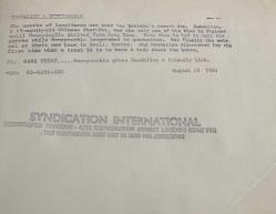 Bir bahçede birbirleri ile oynarken çekilmiş olan iki yetişkin köpek fotoğrafı. 19 Ağustos 1982 .ORJİNAL SİYAH & BEYAZ 23x15cm EBADINDA - 1940'LAR, 1950'LER, 1960'LAR ve 1970'LER