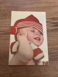 Kırmızı şapkalı Bebek fotoğrafı AND kartpostalı 15x10 ebatında