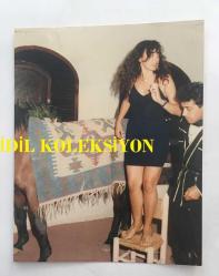 KAPADOKYA'DA GEZİYE GELEN RUM KIZI ANNİS'İN EŞEKTEN KORKTUĞU İÇİN ATA BİNDİĞİ ANLARDA ÇEKİLMİŞ ORİJİNAL 2'Lİ FOTOĞRAF SETİ - 16 x 13 cm ve 13 x 13 cm EBADINDA 2 FARKLI FOTOĞRAF - 6 AĞUSTOS 1993