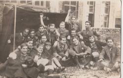 ERKEN DÖNEM CUMHURİYET ERKEK ÇOCUK İZCİ SİYAH ÇADIR ÖNÜNDE HATIRA POZU SİYAH BEYAZ FOTOĞRAF