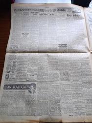Cumhuriyet Gazetesi - 20 Kasım 1953 - Bir Düello Yazanlar Nadir Nadi Başmakale - Demokrat Parti Grubunun Dün Verdiği Karar - Dün Gece Kazlıçeşmede Banliyö Treni Çarpıştılar Fotoğrafı - Safa Kılıçlıoğlu Hakkında Dün Dava Açıldı - Komünistlerin Kore'de 135 Türk Esirini Şehit Ettikleri Bildiriliyor Fotoğrafı -  Büyük Otomobil Yarışı Bugün Öğleyin Başlıyor Haritası - İlköğretim İçin 12 Senelik Bir Program Hazırlanıyor - Beyaz Köşkte Oturanlar Yazan Rikkat Köknar Yazı Dizisi - Demokrasi Ve Hamam Hikayesi Yazan Burhan Felek Köşe Yazısı - İstanbul'da Atletizm Cemiyeti Kurulurken - İstanbul Belediyesi Şehir Tiyatroları Dram Kısmında Yavru Kartal Komedi Kısmında Onu Çok Seviyordum Oyunu - Yeni Ses Opereti Yutmazoğlu - Muammer Karaca Cibali Karakolu Oyunu - Şöhret Fabrikatörü Guido Orlando - Maltanın 4000 Sene Evvelki Yeraltı Mabedlerinde Yazan Abidin Daver - Çapamarka - Star Traş Bıçağı - Çeşit Mağazası - Gözen Kremleri
