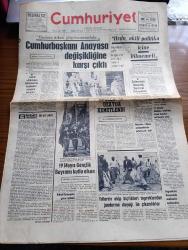 Cumhuriyet Gazetesi - 19 Mayıs 1969 - 50. Yılda Yazan Ecvet Güresin Başmakale - Cumhurbaşkanı Cevdet Sunay Anayasa Değişikliğine Karşı Çıktı - Süleyman Demirel MİT Başkanı Korgeneral Fuat Doğu İle İki Defa Görüştü - Süleyman Demirel Demirel Süleyman Yazan Fikret Otyam - 17 Öğrenci Kuruluşu İsmet İnönü'nün Siyasi Hayattan Çekilmesini İstedi - Makarios Kıbrıs Görüşmelerinde Gelişme Yok Dedi - 19 Mayıs Gençlik Bayramı Kutlu Olsun Fotoğraf - Yarım Yüzyıl Sonra Yazan İlhan Selçuk Köşe Yazısı - Komünist Çin'le Kuzey Kore'nin Arası Açılmış - Kuzey Vietnam Nixon Planını Reddediyor - Cumhuriyet Devrinde Gericilik Hareketlerinden Birkaç Örnek Yazan Kemal Zeki Gençosman - Üç Kağıtçı Yazan Orhan Kemal Yazı Dizisi - Padişah Buyruğundan Halk İradesine Yazan Şükran Soner Yazı Dizisi - Saçsız Baş Tarihe Karışıyor - Galatasaray Mersin'e Takıldı Şampiyonluk Turu Atamadı Fotoğrafı - Beşiktaş Gençlerbirliğini Zor Yendi Fotoğraf - 19 Mayıs Maratonu Bugün Koşuluyor - Spor Toto Sonuçları - İsmail Akçay - İdil Koleksiyon