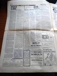 Cumhuriyet Gazetesi - 19 Mayıs 1969 - 50. Yılda Yazan Ecvet Güresin Başmakale - Cumhurbaşkanı Cevdet Sunay Anayasa Değişikliğine Karşı Çıktı - Süleyman Demirel MİT Başkanı Korgeneral Fuat Doğu İle İki Defa Görüştü - Süleyman Demirel Demirel Süleyman Yazan Fikret Otyam - 17 Öğrenci Kuruluşu İsmet İnönü'nün Siyasi Hayattan Çekilmesini İstedi - Makarios Kıbrıs Görüşmelerinde Gelişme Yok Dedi - 19 Mayıs Gençlik Bayramı Kutlu Olsun Fotoğraf - Yarım Yüzyıl Sonra Yazan İlhan Selçuk Köşe Yazısı - Komünist Çin'le Kuzey Kore'nin Arası Açılmış - Kuzey Vietnam Nixon Planını Reddediyor - Cumhuriyet Devrinde Gericilik Hareketlerinden Birkaç Örnek Yazan Kemal Zeki Gençosman - Üç Kağıtçı Yazan Orhan Kemal Yazı Dizisi - Padişah Buyruğundan Halk İradesine Yazan Şükran Soner Yazı Dizisi - Saçsız Baş Tarihe Karışıyor - Galatasaray Mersin'e Takıldı Şampiyonluk Turu Atamadı Fotoğrafı - Beşiktaş Gençlerbirliğini Zor Yendi Fotoğraf - 19 Mayıs Maratonu Bugün Koşuluyor - Spor Toto Sonuçları - İsmail Akçay