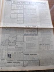 Cumhuriyet Gazetesi - 9 Haziran 1940 - Beynelmilel Muvazene Mevhum Bir Kuvvet Değildir Ve Olamaz Yazan Yunus Nadi Başmakale - Muazzam Bir Alman Taarruzu - Amerika'da Tezahürat Halk Müttefiklere Yardım İçin Roosevelt'le  Beraber -  Alman Fırkaları Omuz Omuza Sel Halinde Hücum Ediyordu -  Dünkü Harekât Sahasını Gösterirler Harita - İtalya Tarihi Kararını Nihayet Yarın Veriyor - Mussolini Müttefiklere Kısa Bir Mühlet Tayin Ve Arkasından Harp İlan Edilecekmiş - Berlin Bombardıman Edildi Fotoğraf - Tarihte Türkler Ve İngilizler Yazan Ziya Şakir Yazı Dizisi - İstanbul'da Üç Aylık Un Stoku Bulunacak - Askerlik Bahisleri Yazan Abidin Daver - İngiltere'nin Madrid Büyükelçisi Samuel Hoare General Frankoya İtimadnamesini Takdim Etmiştir - Amerika'da Hitlerizm Aleyhine Çalışan Almanlar - Galatasaray Fenerbahçe Maçı - Beşiktaş Vefa Maçı - Aşk Ve Macera Romanı İlk Ve Son Yazan Esad Mahmud Karakurt Yazı Dizisi -  Bugün İpek Sinemasında En Büyük Türkçe Film Şehvet Kurbanı - Alem Rakısı - Ralco Saat