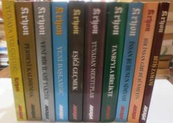 Kryon Dokuz Kitap Takım ve Yuvaya Yolculuk Bir Kryon Meseli 10 Kitap Beraber / Bitiş Zamanı - Bir İnsan Gibi Düşünmeyin - İnsan Ruhunun Simyası - Tanrı'yla Birlikte - Yuvadan Mektuplar - Eşiği Geçmek - Yeni Başlangıç - Yeni Bir İlahi Takdir - Perdeyi Kaldırmak