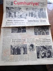 Cumhuriyet Gazetesi - 18 Ağustos 1939 - Hava Hücumlarına Karşı Korunma Yazan Yunus Nadi Başmakale - İsmet İnönü Edirne Numune Fidanlığında Dünkü Tetkikleri Esnasında Fotoğraf - Dünkü Hava Manevrası Hazırlıklarında Beyazıt Kulesindeki Gözcüler Fotoğraf - Cumhurreisimiz İsmet İnönü Dün Karaağaç İstasyon Binası Önünde - Ticaret Vekili Cezmi Erçin İstanbul'a Geldi - Sinir Harbi Başladı Almanya Müttefiklerin Arasını Mı Açmak İstiyor - Tarihi Roman Buhara Güneşi Yazan Orhan Rahmi Yazı Dizisi - İzmir'de Turistik Yolların İnşasına Başlandı - Kont Csaky'nin Hitler'le Mülakatı - Hacivat Ve Sarı Tehlike Yazan Peyami Safa - Tramvayda Tahtakurusu İle Bir Mülakat Yazan Mithat Cemal - Mussolini Badoglio İle Görüştü - Tiyatro Artistleriyle Sinema Sanatkarları Arasında Rekabet - Adliye Vekili Fethi Okyar Bugün İmralıya Gidiyor - Hamiyet Yüceses Ve Mısır Yıldızı Kiki Taksim Panaroma Bahçesinde - Uçurumda Bir Genç Kız Yazan Server Bedi Yazı - Dövüşlü Demirspor Galatasaray Maçında Çıkan Hadise