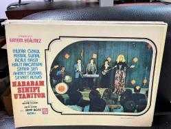 HABABAM SINIFI UYANIYOR FİLMİNİN LOBİ KARTI - MÜNİR ÖZKUL, KEMAL SUNAL, ADİLE NAŞİT, ŞENER ŞEN, HALİT AKÇATEPE, ŞEVKET ALTUĞ - NO: 1