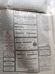 Cumhuriyet Gazetesi - 26 Ocak 1946 - Komisyon Kurunuz Yazan Nadir Nadi Başmakale - Güvenlik Konseyinin Dünkü Mühim Kararı - Konsey Rusya'nın Şiddetle Muhalefetine Rağmen İran Meselesini Tetkik Ve Müzakereye Karar Verdi - Konseyde Dünkü Tartışmalar - Bevin Şöyle Bağırdı Küçük Bir Devletin Sesini Duyurmasına Mani Olmamak Lazım - Lübnan Konseye Müracaat Etti - Lübnan Fransız Ve İngiliz Kuvvetlerinin Topraklarından Çekilmesini İstiyor - Madam Çan Kay Şek 10 Rus Generaline Nişanlar Verirken Bir Nutuk Söyledi - İtalyan Sömürgeleri - Belediye Dün Et Narkını Söyledi - Yunanistan 14 Milyar Dolar Tazminat İstiyor - Amerikalı Gözüyle Bugünkü Türkiye Yazan Summer Welles - Şehir Tiyatrosunda Küçük Şehir Sahneye Koyan Muhsin Ertuğrul - Sirkeci Konya Lezzet Lokantası - Miskinler Tekkesi Yazan Reşat Nuri Güntekin Yazı Dizisi - Kızıl Saçlı Kadın Bugün Elhamra Sinemasında - Cemal Tollu Sergisi Ve Bursa - Şevket Yolcular Bedia Zeynep Garden Barda - Bugünkü Radyo Programı - Bulmaca - Borsa