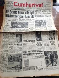 Cumhuriyet Gazetesi - 29 Mayıs 1962 - Paris'te Bir Kongre Yazan Nadir Nadi Başmakale - Adalet Partisi Senato Grubu Afla İlgili Hükümet Görüşünü Kabul Etti - Sermaye Yatırımı İle İlgili Türk Batı Alman Görüşmelerine Başlandı - İkinci İmar Ve İskân Kongresi Açıldı - Of'lu Mehmet Reis Uçakla İsrail'e Gitti - Plajlar Ve Moteller 3 Gün Sonra Açılacak - Silifke'de Genç Bir Yobaz Atanın Büstünü Parçaladı - İsmet İnönü'yü Öldüreceğim Diyen Sarhoş Önce Tevkif Edildi Sonra Serbest Bırakıldı - Bir Daha Bir Daha Yazan İlhan Selçuk Köşe Yazısı - Son Macera Yazan Maurice Dekobra Yazı Dizisi - Franco Din Adamlarını İspanyol Grevcilerini Tahrik Etmekle Suçladı - Kızıl Çin'de Açlık - Havada Laflar Yazan Burhan - Brigitte Bardot'un Halefi Kim Olacak - Resimli Roman Melun Kız Çizen Yves Sayol - Bay Oscar Karikatür - Mersin Petrolünün İlk Partisi İstanbul'a Geliyor - Bingöl'de Liseliler Paydos'u Temsil Etti - 400 Metre Engellide Fahir Özgüden 5000 Metrede Muharrem Dalkılıç Birinci Geldiler - Fenerbahçe
