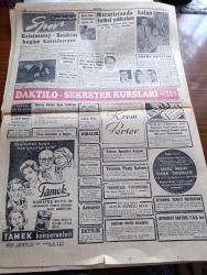 Cumhuriyet Gazetesi - 11 Kasım 1956 - Rus Askeri Macar İhtilalcilerine Katılıyor - Milliyetçiler Dün Uranyum Madenlerini Havaya Uçurdular - Büyük Atatürk'ü Dün Saygı İle Andık -  Sevgili Milleti Dün Sabah Büyük Atanın Mezarı Önünden Geçiyor Fotoğraf - Amerika 5 Li Konferansa Yanaşmıyor - Cumhurbaşkanı Celal Bayar Anıtkabir'e Çelenk Koyarken Fotoğraf - Suudi Arabistan Kralının Kardeşi 50 Bin Dolara Kiralanan Uçakla Geldi Fotoğraf - İsrail 50 Milyon Dolarlık Mısır Silahı Ele Geçirdi - başbakan Adnan Menderes Dün Amerikan İngiliz Elçilerine Görüştü - Gaz Benzin Ve Motorin Tevzie Tabi Tutuluyor - Don Camillo'nun Küçük Âlemi Yazan G. Guareschi Yazı Dizisi - Hariçte Sekiz Fabrika Kapatılıyor - Şekerbank İkramiyesini Zeki Müren Kazandı Fotoğraf - Bursa Bir Tiyatro Binasına Kavuşuyor - Haftanın Şakaları Yazan Burhan Felek - Tarihin Tarihi İmparatoriçe Ojeni Yazan Alain Decause