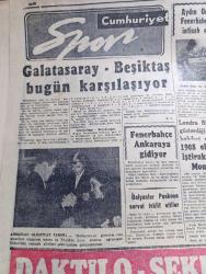 Cumhuriyet Gazetesi - 11 Kasım 1956 - Rus Askeri Macar İhtilalcilerine Katılıyor - Milliyetçiler Dün Uranyum Madenlerini Havaya Uçurdular - Büyük Atatürk'ü Dün Saygı İle Andık -  Sevgili Milleti Dün Sabah Büyük Atanın Mezarı Önünden Geçiyor Fotoğraf - Amerika 5 Li Konferansa Yanaşmıyor - Cumhurbaşkanı Celal Bayar Anıtkabir'e Çelenk Koyarken Fotoğraf - Suudi Arabistan Kralının Kardeşi 50 Bin Dolara Kiralanan Uçakla Geldi Fotoğraf - İsrail 50 Milyon Dolarlık Mısır Silahı Ele Geçirdi - başbakan Adnan Menderes Dün Amerikan İngiliz Elçilerine Görüştü - Gaz Benzin Ve Motorin Tevzie Tabi Tutuluyor - Don Camillo'nun Küçük Âlemi Yazan G. Guareschi Yazı Dizisi - Hariçte Sekiz Fabrika Kapatılıyor - Şekerbank İkramiyesini Zeki Müren Kazandı Fotoğraf - Bursa Bir Tiyatro Binasına Kavuşuyor - Haftanın Şakaları Yazan Burhan Felek - Tarihin Tarihi İmparatoriçe Ojeni Yazan Alain Decause