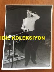YEŞİLÇAM'IN YILDIZI FATMA GİRİK'İN ORİJİNAL BÜYÜK BOY FOTOĞRAFI - 24 x 18 cm EBADINDA - FATMA GİRİK SAHNEDE ELİNDE MİKROFON TUTTUĞU SIRALARDA HÜZÜNLÜ ŞEKİLDE ELİNİ ALNINA KOYARKEN ÇEKİLMİŞ DUYGUSAL BİR KARE
