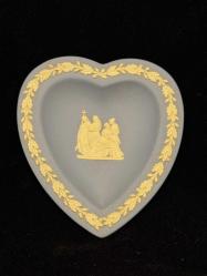 Wedgwood Jasperware Kalp Formlu Tabak – Mavi & Krem – England