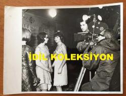 YEŞİLÇAM'IN YILDIZI FATMA GİRİK'İN ORİJİNAL BÜYÜK BOY FOTOĞRAFI - 24 x 18 cm EBADINDA - FATMA GİRİK 1960'LARDA BİR FİLM ÇEKİMİ SIRASINDA KAMERA SETİ ÖNÜNDE KONUŞURKEN