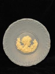 Vintage Jasperware Stili Mavi Kabartmalı Kadın Büstü Tabak (Camé Tarzı – Rokoko Esintili)