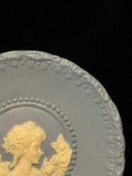 Vintage Jasperware Stili Mavi Kabartmalı Kadın Büstü Tabak (Camé Tarzı – Rokoko Esintili)
