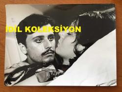 YEŞİLÇAM'IN YILDIZI FATMA GİRİK'İN ORİJİNAL BÜYÜK BOY 2'Lİ FOTOĞRAF SETİ - 24 x 18 cm EBADINDA - FATMA GİRİK'İN ENGİN ÇAĞLAR'LA 1968 YAPIMI ''ÖKSÜZ'' ADLI YEŞİLÇAM FİLMİNDE AYNI KAREDE ÇEKİLDİĞİ ÇOK NET KALİTEDE BİR FOTOĞRAFI ve AYNI FİLMDE ENGİN ÇAĞLAR'IN FATMA GİRİK'E SARILDIĞI DUYGUSAL BİR KARE