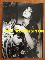YEŞİLÇAM'IN YILDIZI FATMA GİRİK'İN ORİJİNAL BÜYÜK BOY 2'Lİ FOTOĞRAF SETİ - 24 x 18 cm EBADINDA - FATMA GİRİK'İN ENGİN ÇAĞLAR'LA 1968 YAPIMI ''ÖKSÜZ'' ADLI YEŞİLÇAM FİLMİNDE AYNI KAREDE ÇEKİLDİĞİ ÇOK NET KALİTEDE BİR FOTOĞRAFI ve AYNI FİLMDE ENGİN ÇAĞLAR'IN FATMA GİRİK'E SARILDIĞI DUYGUSAL BİR KARE