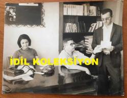 YEŞİLÇAM'IN YILDIZI FATMA GİRİK'İN ORİJİNAL BÜYÜK BOY FOTOĞRAFI - 24 x 18 cm EBADINDA - FATMA GİRİK 1960'LARDA BİR BÜRONUN MASASINDA OTURUP GÜLÜMSEYEREK DURURKEN