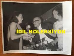YEŞİLÇAM'IN YILDIZI FATMA GİRİK'İN ORİJİNAL BÜYÜK BOY FOTOĞRAFI - 24 x 18 cm EBADINDA - FATMA GİRİK, ALTIN KOZA FİLM ŞENLİĞİNDE EN BAŞARILI KADIN OYUNCU SEÇİLİP ARMAĞANINI ALIRKEN