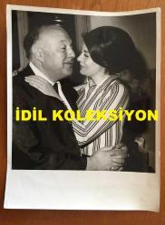 YEŞİLÇAM'IN YILDIZI FATMA GİRİK'İN ORİJİNAL BÜYÜK BOY FOTOĞRAFI - 24 x 18 cm EBADINDA - FATMA GİRİK ve OSMAN FAHİR SEDEN BİRBİRLERİNE SARILIP GÜLÜMSERKEN ÇEKİLMİŞ BİR KARE, 1960'LAR