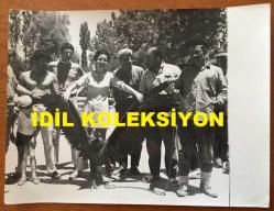 YEŞİLÇAM'IN YILDIZI FATMA GİRİK'İN ORİJİNAL BÜYÜK BOY FOTOĞRAFI - 24 x 18 cm EBADINDA -  FATMA GİRİK ''BOŞ BEŞİK'' FİLMİ ÇEKİMLERİNDE ZİNCİRE BAĞLANMIŞ AKBABANIN KANADINI TUTARKEN ÇEKİLMİŞ BİR KARE
