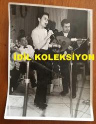 YEŞİLÇAM'IN YILDIZI FATMA GİRİK'İN ORİJİNAL BÜYÜK BOY FOTOĞRAFI - 24 x 18 cm EBADINDA -  FATMA GİRİK SAHNEDE ORKESTRANIN ÖNÜNDE MİKROFONU ALIP ŞARKI SÖYLERKEN