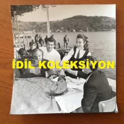 YEŞİLÇAM'IN YILDIZI FATMA GİRİK'İN ORİJİNAL BÜYÜK BOY FOTOĞRAFI - 19 x 18 cm EBADINDA -  FATMA GİRİK, MEMDUH ÜN ve ATİF YILMAZ, İSTANBUL BOĞAZ KENARINDA KADEHLERİNİ TOKUŞTURUP EĞLENİRLERKEN ÇEKİLMİŞ BİR HATIRA FOTOĞRAFI, 1960'LAR