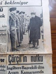 Cumhuriyet Gazetesi - 19 Haziran 1940 - Sulh Teklifinden Sonra Vaziyet Yazan Nadir Nadi Başmakale - Mütareke Şartları Tespit Edildi - Hitler'le Mussolini Münih'te Görüştüklerini Neticenin Fransa'ya Bugün Bildirilmesi Bekleniyor - Hitler İle Mussolini'nin Görüştüğü Bina Fotoğrafı - Churchill'in Nutku - Cephelerde Harekat Devam Edildi - Sovyet Garnizonlarının Takviye Edildiği Baltık Memleketlerini Gösterir Harita - Amerika Devletleri İktisadi Cephe Kuruyor - Tarihte Türkler ve İngilizler Yazan Ziya Şakir Yazı Dizisi - Akdeniz'de Sefer Yapacak Türk Vapurlarının Sigortası - Konya Milli Kütüphanesi - İngiliz Tayyarelerinin Bombardımanı - Bordeaux Bombalandı - Aşk Ve Macera Romanı İlk Ve Son Yazan Esad Mahmud Karakurt Yazı Dizisi - Charles Boyer'in En Güzel Filmi Atmaca Sümer Sinemasında - Bugünkü Radyo Programı - Odeon Yeni Çıkan Plaklar - Müzeyyen Senar - Münir Nurettin Selçuk - Ziraat Bankası - Sümerbank Yerli Mallar Pazarı