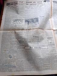 Cumhuriyet Gazetesi - 19 Haziran 1940 - Sulh Teklifinden Sonra Vaziyet Yazan Nadir Nadi Başmakale - Mütareke Şartları Tespit Edildi - Hitler'le Mussolini Münih'te Görüştüklerini Neticenin Fransa'ya Bugün Bildirilmesi Bekleniyor - Hitler İle Mussolini'nin Görüştüğü Bina Fotoğrafı - Churchill'in Nutku - Cephelerde Harekat Devam Edildi - Sovyet Garnizonlarının Takviye Edildiği Baltık Memleketlerini Gösterir Harita - Amerika Devletleri İktisadi Cephe Kuruyor - Tarihte Türkler ve İngilizler Yazan Ziya Şakir Yazı Dizisi - Akdeniz'de Sefer Yapacak Türk Vapurlarının Sigortası - Konya Milli Kütüphanesi - İngiliz Tayyarelerinin Bombardımanı - Bordeaux Bombalandı - Aşk Ve Macera Romanı İlk Ve Son Yazan Esad Mahmud Karakurt Yazı Dizisi - Charles Boyer'in En Güzel Filmi Atmaca Sümer Sinemasında - Bugünkü Radyo Programı - Odeon Yeni Çıkan Plaklar - Müzeyyen Senar - Münir Nurettin Selçuk - Ziraat Bankası - Sümerbank Yerli Mallar Pazarı