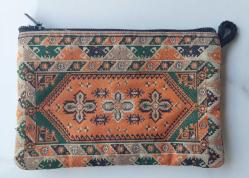 Cüzdan/Kese (Bayan). Doğu Tarzı, Kilim Temalı Kaliteli Kumaştan Yapılmış, Fermuarla Kapatılmış Harika Bir Kese.  Küçük Para, Anahtar veya Diğer Küçük Eşyaları Saklamak İçin Mükemmel. (Durumu Çok İyi.) Ölçüler: Uzunluk 15 cm, Genişlik 10 cm ve Turuncu ve Yeşil Renkler Hakim.