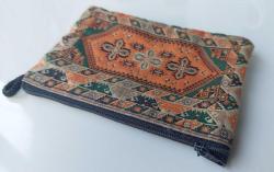 Cüzdan/Kese (Bayan). Doğu Tarzı, Kilim Temalı Kaliteli Kumaştan Yapılmış, Fermuarla Kapatılmış Harika Bir Kese.  Küçük Para, Anahtar veya Diğer Küçük Eşyaları Saklamak İçin Mükemmel. (Durumu Çok İyi.) Ölçüler: Uzunluk 15 cm, Genişlik 10 cm ve Turuncu ve Yeşil Renkler Hakim.