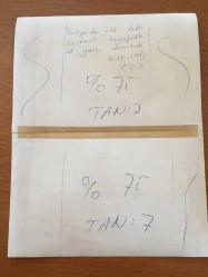 ATLARLA İLGİLİ BÜYÜK BOY ORİJİNAL BİR FOTOĞRAF - 24 x 18 cm EBADINDA - TÜRKİYE'DE İLK DEFA SERTBEST KIYAFETLE AT YARIŞI DÜZENLENDİ, GELİNLİKLE ATA BİNEN BİR KADIN ve YÖRESEL KIYAFETLE ATIN ÜSTÜNDE DURAN BİR ADAM, 10 EKİM 1983