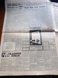 Cumhuriyet Gazetesi - 12 Nisan 1953 - Asıl Ne Bekliyoruz Yazan Nadir Nadi Başmakale - İki Parti Cumhuriyet Halk Partisi İle Demokrat Parti'nin Arası Yeniden Açılıyor - Kore'de Anlaşma Oldu - Suçlu Memurların Muhakeme Usulü - Dumlupınar Denizaltısına Dair Bilirkişi Raporu Dün Adalete Verildi - İstanbula Gelen Alman Alimi Ve Atom Bombası Butenand - İstanbul'un En Nazik Vatandaşı Seçilecek - Dumlupınar'ın Komutanı Yüzbaşı Sabri Çelebioğlu Dün Çanakkaleden Geldi - 3 Kadının Romanı Yazan Peride Celal Yazı Dizisi - Mareşal Rommel'in Hatıraları Yazan Lidell Hart Yazı Dizisi - Beşiktaş Vefa Bugün Karşılaşıyor - Fenerbahçeli Atletler İle Basketbolcular Atina'ya Gidiyorlar - Radife Erten Sabite Gülerman Ve Perihan Sözeri Tepebaşı Bahçesinde - İlk Renkli Türk Filmi Halıcı Kız Reji Muhsin Ertuğrul Atlas Sinemasında - Vivian Leigh Delirdi Mi - Tiyatro Âlemimizde Bir Anket