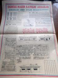 Cumhuriyet Gazetesi - 12 Nisan 1953 - Asıl Ne Bekliyoruz Yazan Nadir Nadi Başmakale - İki Parti Cumhuriyet Halk Partisi İle Demokrat Parti'nin Arası Yeniden Açılıyor - Kore'de Anlaşma Oldu - Suçlu Memurların Muhakeme Usulü - Dumlupınar Denizaltısına Dair Bilirkişi Raporu Dün Adalete Verildi - İstanbula Gelen Alman Alimi Ve Atom Bombası Butenand - İstanbul'un En Nazik Vatandaşı Seçilecek - Dumlupınar'ın Komutanı Yüzbaşı Sabri Çelebioğlu Dün Çanakkaleden Geldi - 3 Kadının Romanı Yazan Peride Celal Yazı Dizisi - Mareşal Rommel'in Hatıraları Yazan Lidell Hart Yazı Dizisi - Beşiktaş Vefa Bugün Karşılaşıyor - Fenerbahçeli Atletler İle Basketbolcular Atina'ya Gidiyorlar - Radife Erten Sabite Gülerman Ve Perihan Sözeri Tepebaşı Bahçesinde - İlk Renkli Türk Filmi Halıcı Kız Reji Muhsin Ertuğrul Atlas Sinemasında - Vivian Leigh Delirdi Mi - Tiyatro Âlemimizde Bir Anket