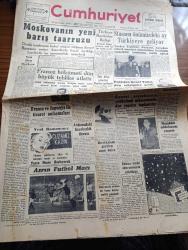 Cumhuriyet Gazetesi - 28 Kasım 1953 - Sen Ben Derken Yazan Nadir Nadi Başmakale - Moskova'nın Yeni Barış Taarruzu - Türkiye Bankalar Birliği - Stassen Önümüzdeki Ay Türkiye'ye Geliyor - Fransız Hükümeti Dün Büyük Tehlike Atlattı - Wembley Stadında Asrın Futbol Maçı İngiltere 3 Macaristan 6 Fotoğrafı - Pakistan Genel Valisi Gulam Muhammed Dün İstanbul'a Geldi Fotoğraf - Kırıkkale'de Görülen Uçan Daire - Eski İran Başbakanı Musaddık Müdafaasını Yapıyor - Pastörize Süt Fabrikaları Müşkül Durumda - Uçan Daire Muamması Hakkında İlk Eser - Kanada Amerika Arasında Radar Anlaşması - İzmir'de Büyük Bir Traktör Fabrikası Kuruluyor - Tütün Ve Ciğer Kanseri - Galatasaray Beykoz Karşılaşması - 1953 1954 Yunus Nadi Mükafatı En Güzel Hikaye - Beynelmilel Portreler Maurice Thorez - Kore'den 28 Yaralımız Geliyor - Tahran'a Dönen Prenses Fotoğrafı - İstanbul Belediyesi Şehir Tiyatroları Dram Kısmında Yavru Kartal Komedi Kısmında Onu Çok Seviyordum Piyesi - Yeni Eczaneler Kanunu - Kadriye Sarıca
