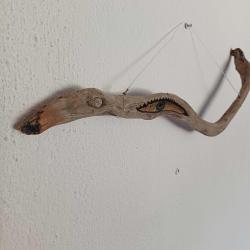 Ahşap yılan formunda nazarlık