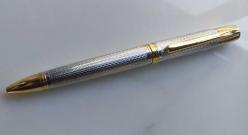 Steelpen/Serra Serisi, Altın ve Krom Kaplama Tükenmez Kalem. Desenli Exclusive, Mükemmel Tasarım ve İşçilik. (14 cm. 35 gr.) Çalışır Durumda. Koleksiyondan.