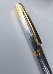 Steelpen/Serra Serisi, Altın ve Krom Kaplama Tükenmez Kalem. Desenli Exclusive, Mükemmel Tasarım ve İşçilik. (14 cm. 35 gr.) Çalışır Durumda. Koleksiyondan.