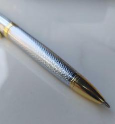 Steelpen/Serra Serisi, Altın ve Krom Kaplama Tükenmez Kalem. Desenli Exclusive, Mükemmel Tasarım ve İşçilik. (14 cm. 35 gr.) Çalışır Durumda. Koleksiyondan.