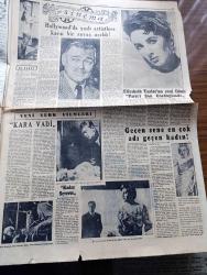Cumhuriyet Pazar Gazetesi - 16 Ocak 1955 - Yedi Dakika Yazan Doğan Nadi Köşe Yazısı - Renkli Karikatür - Gelişi Güzel Yazan Hamdi Varoğlu - Sanat Haftası Yazan Selmi Andak - Sanat Ve Çıplaklık - Küçük Kral Çizen O. Soglow - Haftanın Şakaları Yazan Burhan Felek - Eğlencelik Köşesi - Elizabeth Taylor'un Yeni Filmi Paris'i Son Gördüğünde Fotoğrafı - Geçen Sene Adı En Çok Geçen Kadın Marilyn Monroe Fotoğrafı - Kadın Severse Filminden Bir Sahne Muzaffer Tema İle Leyla Altın - Atıf Kaptanla Gani Turanlı Kara Vadi Filminin Bir Sahnesinde - Neriman Köksal İle Kenan Artun Kara Vadi Filmimi Bir Sahnesinde - Hollywood'da Yaşlı Artistlere Karşı Bir Savaş Açıldı - Clark Gable Resmi Kayıtlara Göre Elli Dört Yaşındadır Fotoğrafı - Ev Kadın Moda Köşesi - Kitaplar Ve İnsanlar Bir Han'ın Sakinleri Yazan Faruk Toprak - Ali Ulvi'den Seyahatname - Ankara'nın En Az Alkol Harcadığı Bir Yılbaşı Yazan Feyyaz Tokar - Boş Vakitlerini Nasıl Geçirirlermiş Röportajı Yapan Reşad Enis - Cevad Fehmi Başkut Fotoğraf